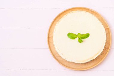 Ahşap zemin üzerine nane ile ev yapımı cheesecake