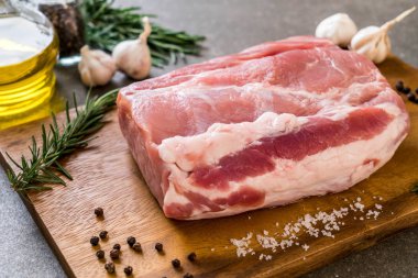 taze domuz ham filetosu ahşap tahta üzerinde