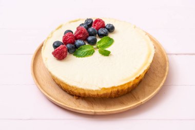 Ev yapımı cheesecake taze ahududu ve yaban mersini ile