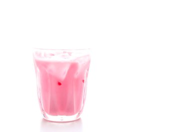 pembe çilek milkshake beyaz arka plan üzerinde izole