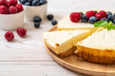Ev yapımı cheesecake taze ahududu ve yaban mersini ile