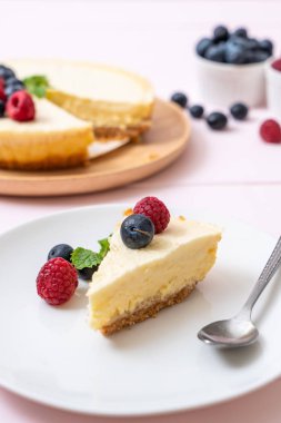 Ev yapımı cheesecake taze ahududu ve yaban mersini ile
