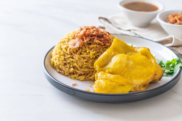 Мусульманский желтый рис с курицей - мусульманский стиль питания
