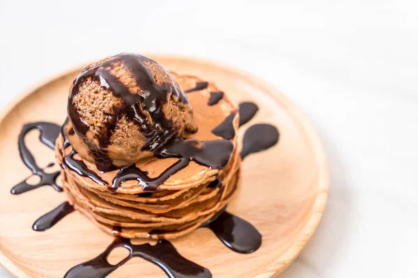 Млинці Шоколадним Морозивом Тарілці — стокове фото