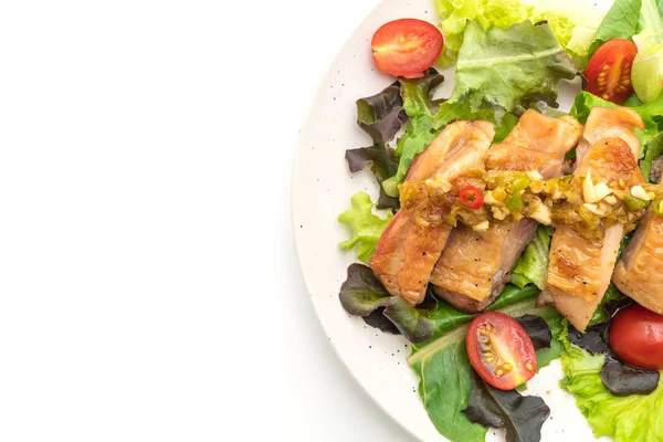 Frango Grelhado Com Salada Vegetal Isolado Fundo Branco — Fotografia de Stock