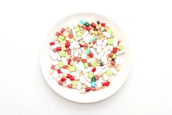 プレートは 白い背景で隔離の医療や薬薬局の薬の丸薬 — ストック写真