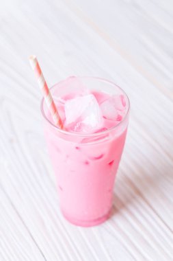 pembe çilek milkshake ahşap üzerine