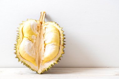 Ahşap zemin üzerinde taze Durian meyvesi