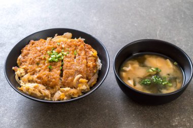 Kızarmış domuz pirzolası kasesi (Katsudon) - Japon yemek tarzı