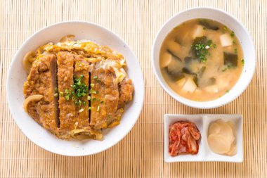Kızarmış domuz pirzolası kasesi (Katsudon) - Japon yemek tarzı