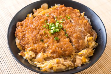 Kızarmış domuz pirzolası kasesi (Katsudon) - Japon yemek tarzı