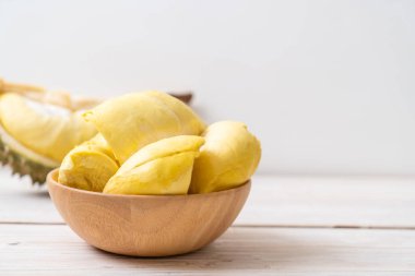 Ahşap zemin üzerinde taze Durian meyvesi