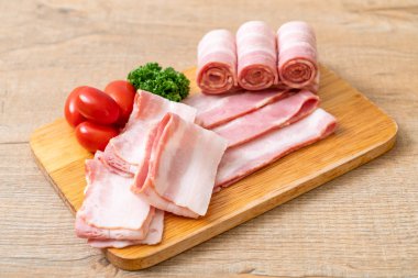 Ahşap tahta üzerinde çiğ domuz pastırma dilimlenmiş