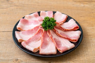 Çiğ domuz pastırma tabağa dilimlenmiş