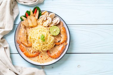 Baharatlı karides spagetti makarna (Tom Yum Goong) - İtalyan Füzyon gıda tarzı