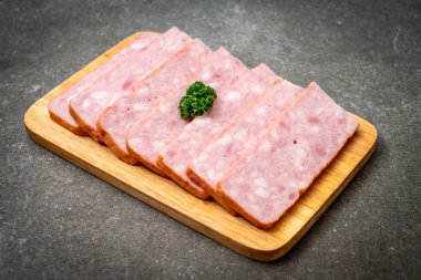 dilimlenmiş taze çiğ pastırma Barbekü