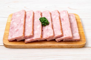 dilimlenmiş taze çiğ pastırma Barbekü