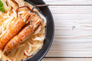 Baharatlı karides udon ramen noodle (Tom Yum Goong) - Japon füzyon gıda tarzı