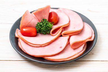 tabağa dilimlenmiş jambon füme