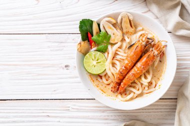 Baharatlı karides udon ramen noodle (Tom Yum Goong) - Japon füzyon gıda tarzı
