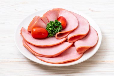 tabağa dilimlenmiş jambon füme