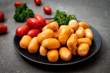 domuz eti kokteyl sosisi plaka üzerinde