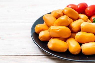 domuz eti kokteyl sosisi plaka üzerinde