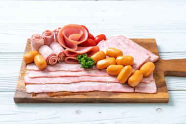 pastırma, sosis, jambon füme ve barbekü pastırma ahşap tahta üzerinde