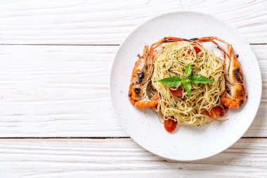 ızgara karides ve domates - İtalyan Füzyon gıda tarzı ile tavada kızartılmış spagetti