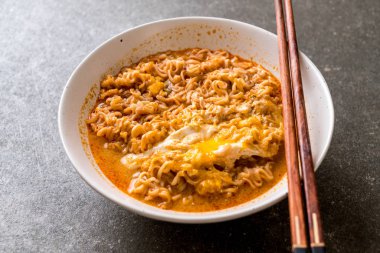 Tay baharatlı şehriye kase (Tom Yum Kung)