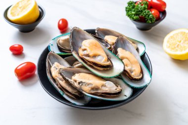 üzerinde siyah kase taze midye