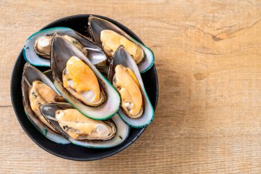 üzerinde siyah kase taze midye