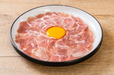 taze dilimlenmiş domuz ham yumurta pişirme veya shabu shabu ve sukiyaki yapma ile