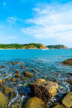 Güzel tropikal plaj ve deniz - tatil tatil kavramı