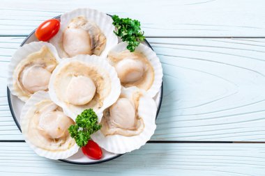 Ahşap tahta üzerinde taze kabuk tarak