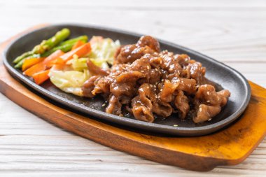 sıcak plaka - Asya tarzı domuz biftek dilimlenmiş