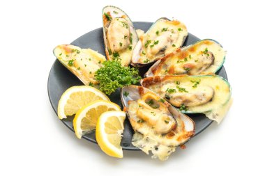 Beyaz arka plan üzerinde izole peynir pişmiş taze midye