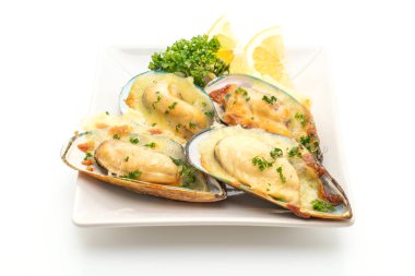 Beyaz arka plan üzerinde izole peynir pişmiş taze midye