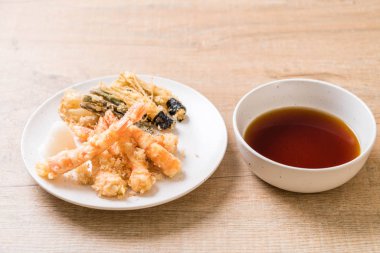 karides tempura (hırpalanmış kızarmış karides) sebze - Japon gıda tarzı