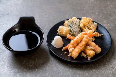 karides tempura (hırpalanmış kızarmış karides) sebze - Japon gıda tarzı