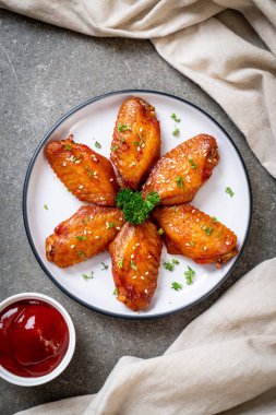 Beyaz susamlı ızgara tavuk kanadı.