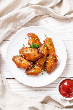 Beyaz susamlı ızgara tavuk kanadı.