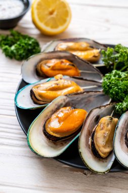 deniz ürünleri midye maydanoz ve limon ile