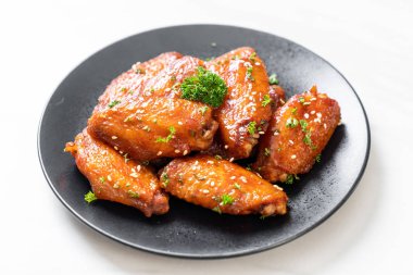 Beyaz susamlı ızgara tavuk kanadı.