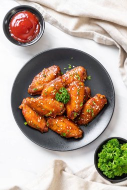 Beyaz susamlı ızgara tavuk kanadı.