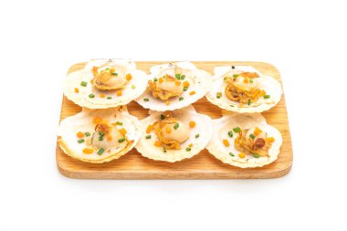 tereyağı ve beyaz arka plan üzerinde izole sarımsak ile ızgara tarak shell