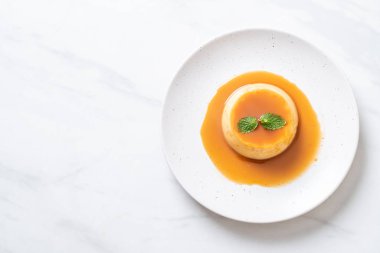 Naneli ev yapımı karamel kremalı puding.