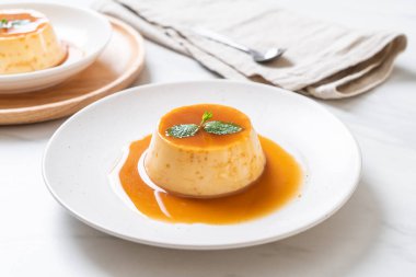 Naneli ev yapımı karamel kremalı puding.