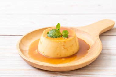 Naneli ev yapımı karamel kremalı puding.