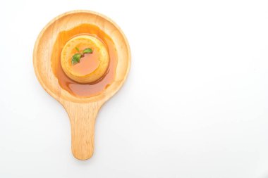 Ev yapımı karamel kremalı puding beyaz arka plan üzerinde izole